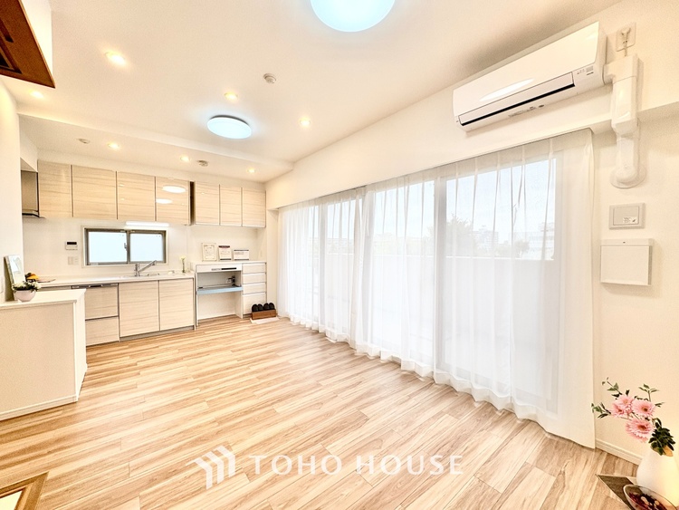 内装 ◆サンサンと◆差し込む太陽の光がこのリビングに笑いをもたらす。