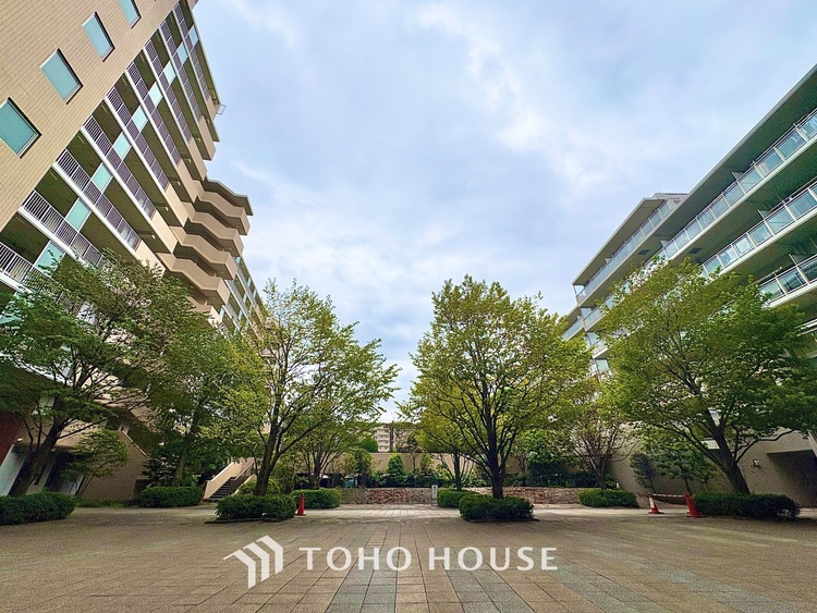 外観 【Entrance of your life】明るい玄関が家族を迎え入れる。今日はどんな一日が待っているんだろう。皆どんな一日を終えて帰ってくるんだろう。