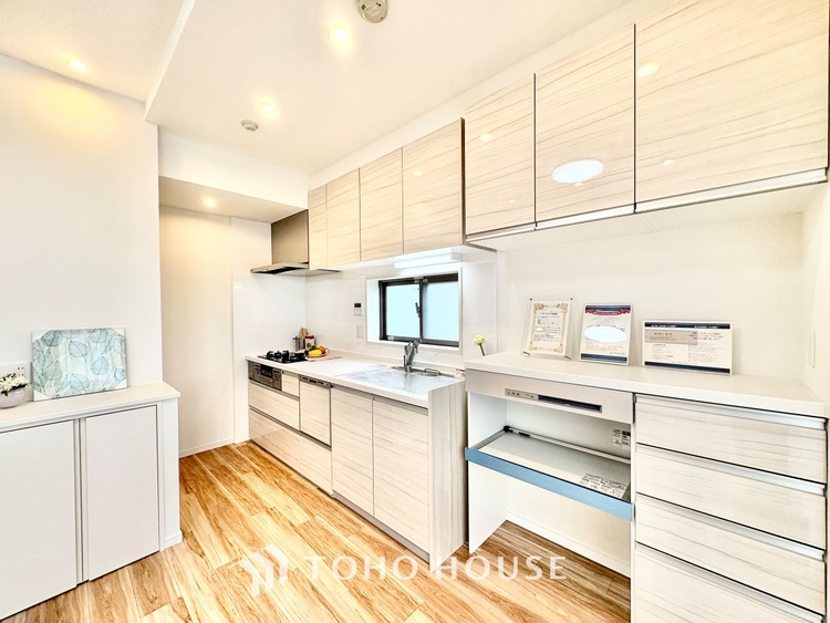 キッチン 【cooking papa is here】料理が苦手な人でも、チャレンジしてみたくなるワイドスパンのキッチン。家族の食卓がここから始まる。