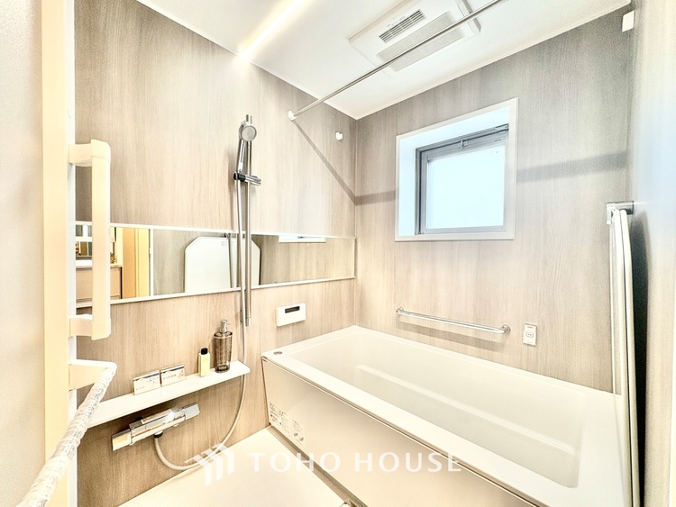 風呂 【Bathroom makes you free】疲れを翌日に残さない。そのための広々としたお風呂。足を伸ばしてさあ浸かろう。