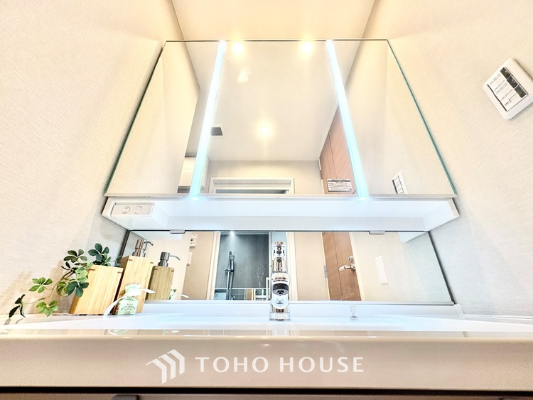 洗面 【Powderroom】広く使い勝手のよい空間と設備で演出。シンプルな使いやすさだけでなくたっぷりの収納力も実現。