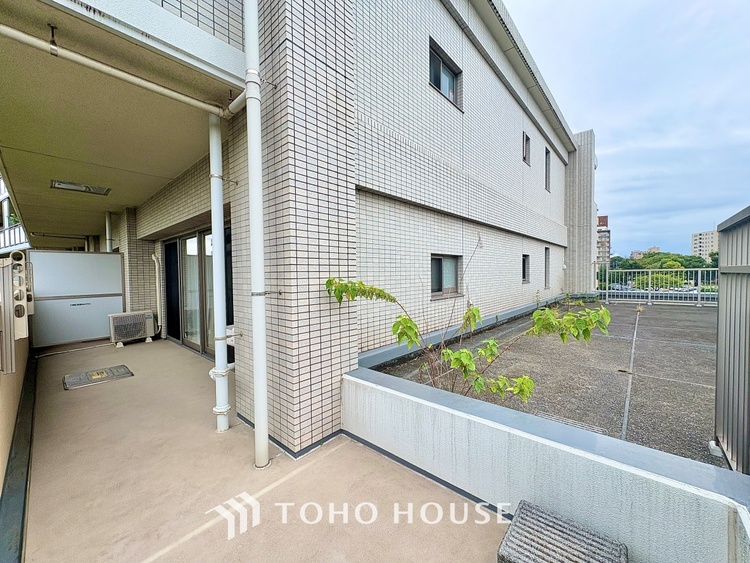 バルコニー 【the view of the sunlight】日差しと景色を取り入れつつ、プライベートな空間を演出するバルコニー