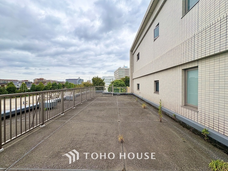 バルコニー 【the view of the sunlight】日差しと景色を取り入れつつ、プライベートな空間を演出するバルコニー