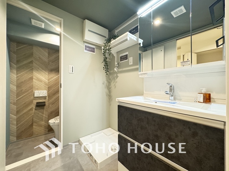 洗面 新規設置の洗面化粧台。収納豊富で使い勝手の良い3面鏡です