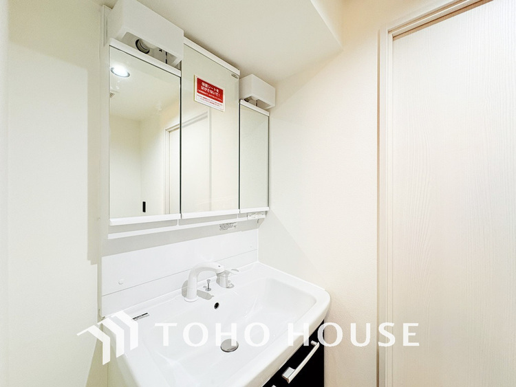 洗面 新規設置の洗面化粧台。収納豊富で使い勝手の良い3面鏡です