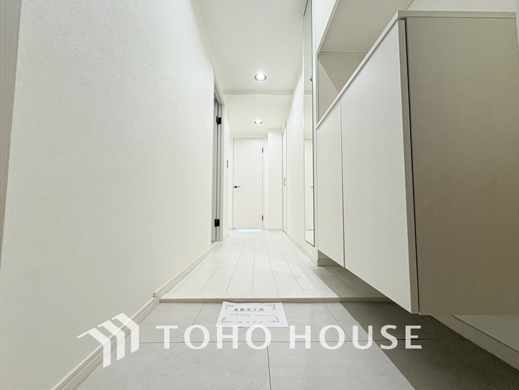 玄関 飾り過ぎないシンプルな内装の玄関