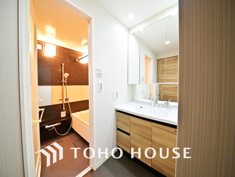 洗面 新規設置の洗面化粧台。収納豊富で使い勝手の良い3面鏡です