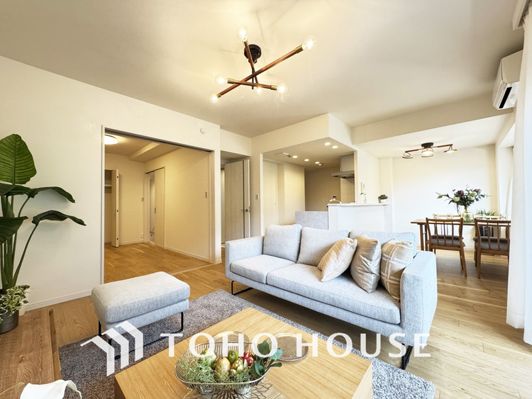 内装 広がりのある住空間、家族が集まるリビング・ダイニング