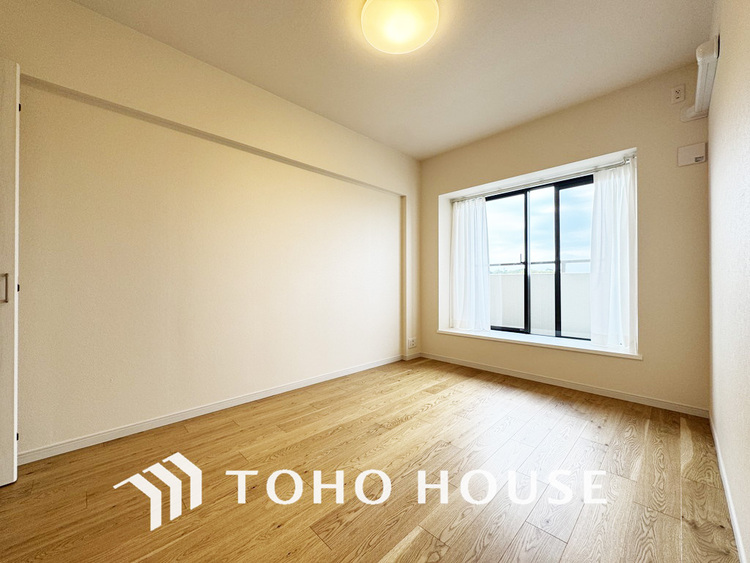 内装 採光もある洋室は、くつろぎのひと時を過ごすのにぴったり