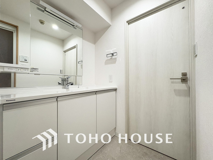 洗面 新規設置の洗面化粧台。大きな洗面鏡で朝の身支度もはかどりそうです