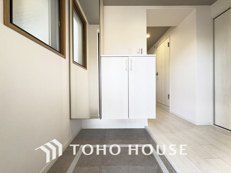 玄関 飾り過ぎないシンプルな内装の玄関