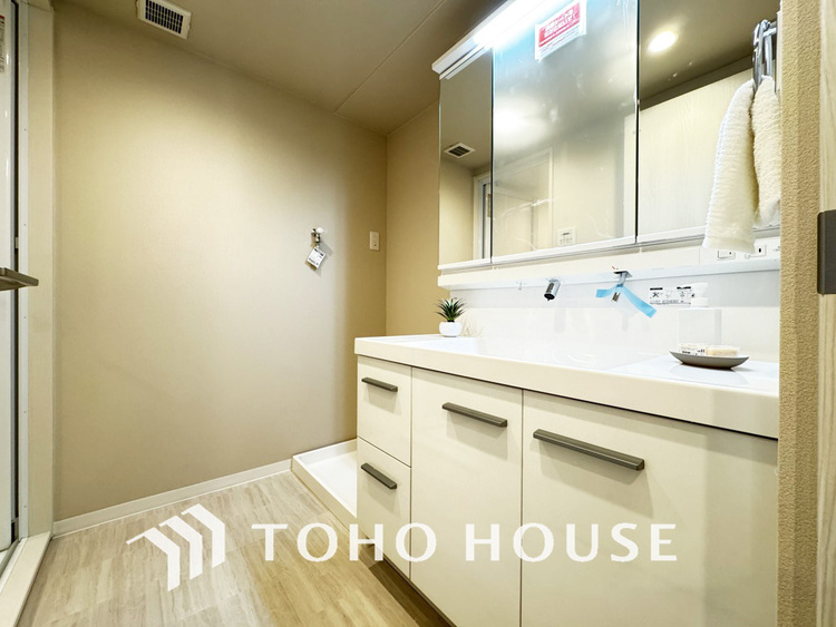 洗面 新規設置の洗面化粧台。収納豊富で使い勝手の良い3面鏡です