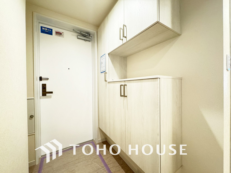 玄関 飾り過ぎないシンプルな内装の玄関