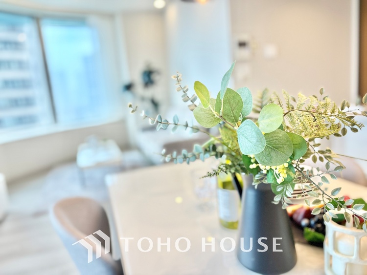 内装 ここにはみんなが集い、食事と楽しい会話が始まる。話に夢中になりすぎて、ついつい時を忘れ夜半過ぎになってしまう。