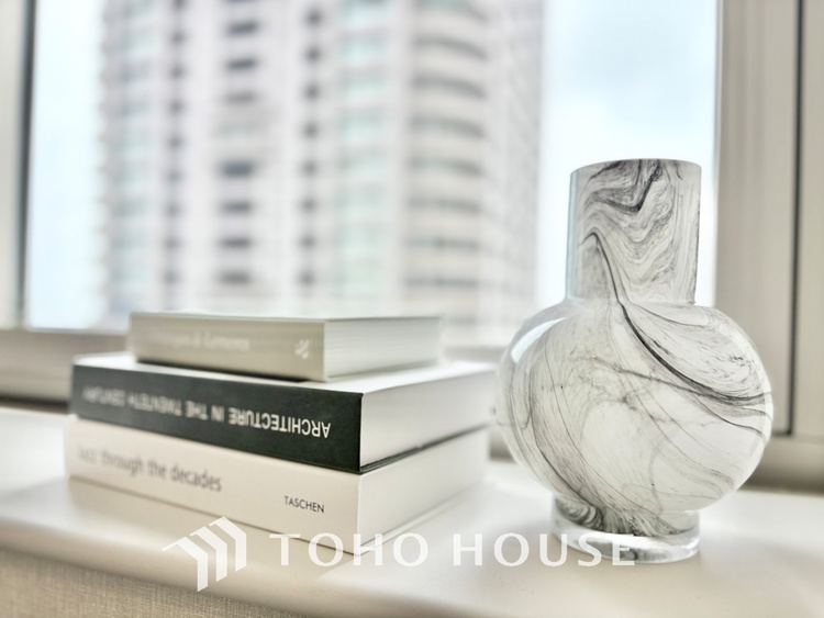 内装 堂々とした広さを誇るリビングは、優雅な開放感と安心感を兼ね備えた上質な空間。ご家族の時間を一層贅沢に演出します。