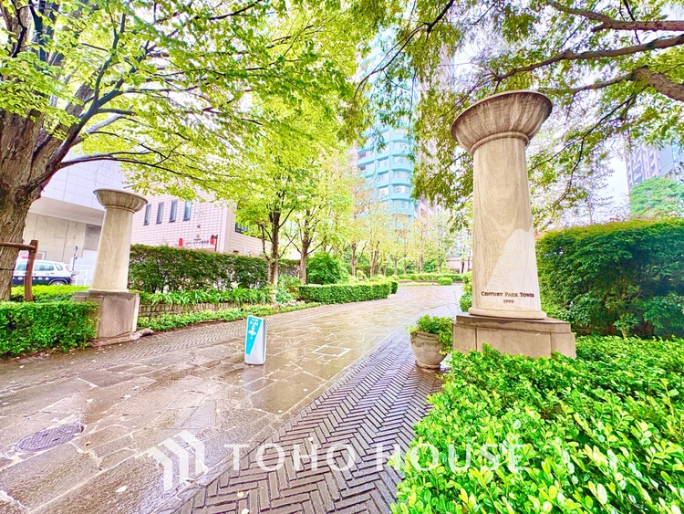 外観 堂々とした広さを誇るリビングは、優雅な開放感と安心感を兼ね備えた上質な空間。ご家族の時間を一層贅沢に演出します。