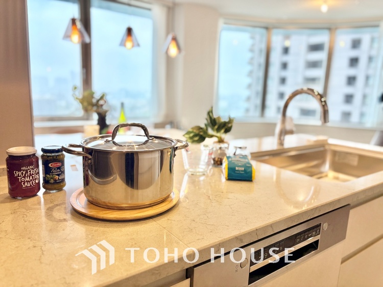 キッチン 上質な素材に囲まれたキッチンは、穏やかな時間が流れる特別な空間。洗練された料理が生まれる場所です。