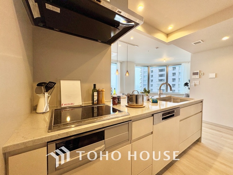 キッチン 時を超えて愛されるデザインが、日常を特別なひとときへと昇華させます。この場所から、心満たされる豊かな食卓が始まります。