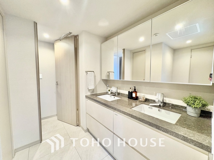 洗面 清潔感あふれる洗面化粧台で、毎日の身支度を快適にサポートします。