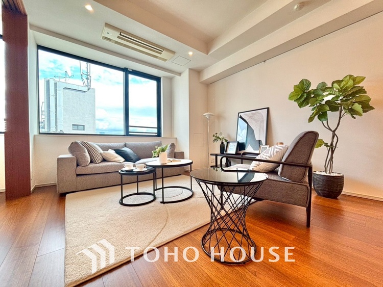 内装 忙しい朝でも、しっかり家族が揃って食事をして頂けるゆとりある大きさのダイニングスペース。リビングと和室の続き間は急な来客時になど使い勝手が良いです