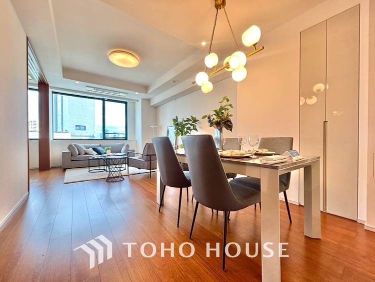 内装 居心地のいい暮らしには欠かせない眩い採光。ゆったりとした幅の窓からこの空間に降り注ぐ採光が絶えない。明るいリビングこそ居心地のいい暮らしが待っているのだと思う。