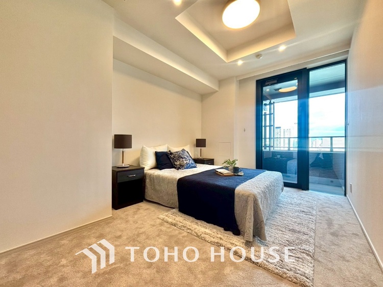 内装 風の通り道。舞い込んでくる風が優しく躍り、室内に爽やかな空気を運んでくる。そこに季節の息吹を感じて、いまがどんな季節なのかを実感する。