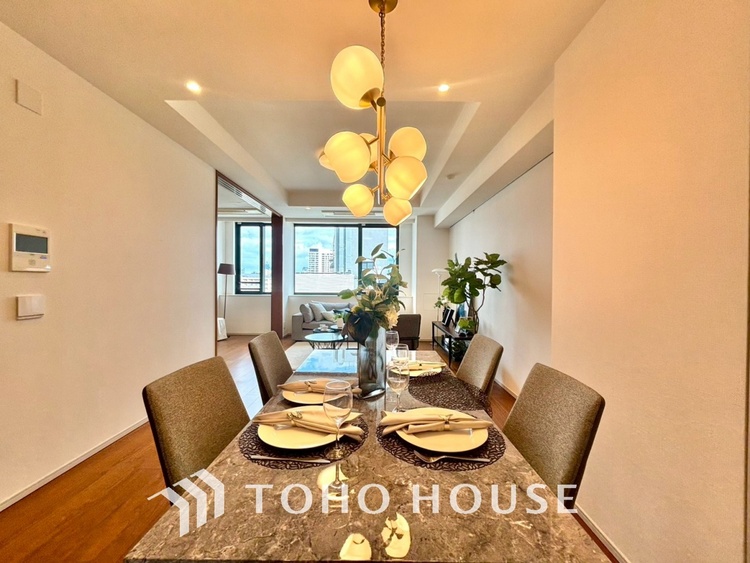 内装 叶えたかったのは落ち着きのあるナチュラルな風合い、そして開放感があるリビング。優雅な気分に浸れる幸せな時間を家族が自然と集まりたくなるこの空間で。