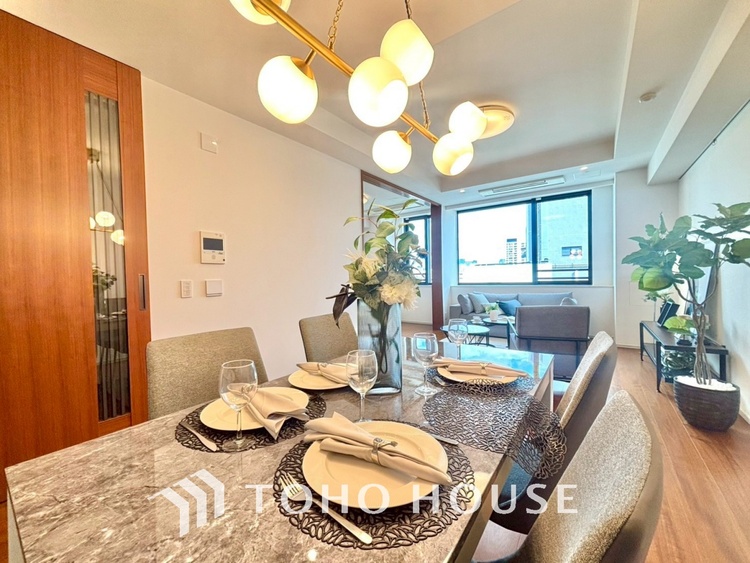 内装 ◆サンサンと◆差し込む太陽の光がこのリビングに笑いをもたらす。ソファの上のクッションがポカポカした暖気にぬくぬくと微睡んでいる。