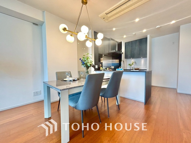 内装 ◆瀟洒な空間◆落ち着きのある彩が見事に調和させた瀟洒な空間を演出。ここに集まる家族の会話と笑顔が絶え間なく続く幸せな空間。