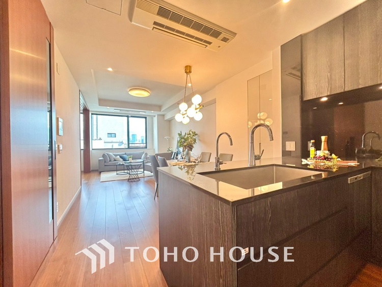 キッチン 手元の収納から、足元の収納までが全てスライド式で、奥のスペースまで有効に活用できます。奥まで上から見渡せるので、たまにしか使わない調理器具もサッと取出せます。