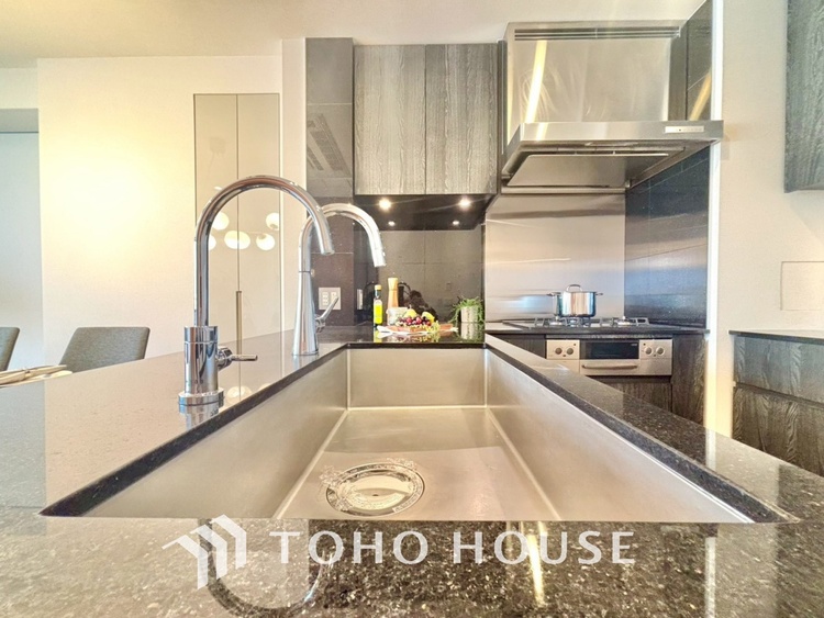 キッチン ◆愛育◆キッチンは家族の絆を育む大切な空間。シンプルで使い易いSystemKitchenで愉しく作る料理は愛情のある美味しいご馳走に。家族で使える広々としたダイニングキッチンです。