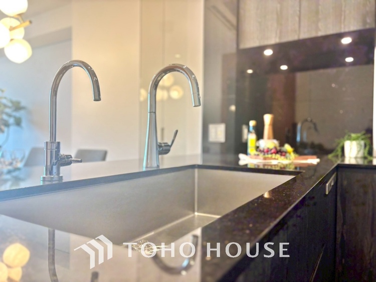 キッチン キッチンは家族の絆を育む大切な空間。シンプルで使い易いシステムキッチンで愉しく作る料理は愛情のある美味しいご馳走に。家族で使えるダイニングキッチンです。