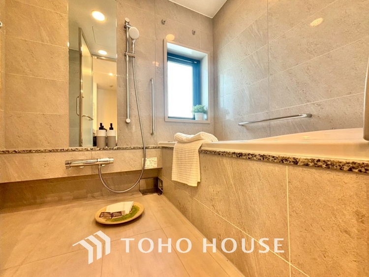 風呂 【浴室】《一日の疲れを落としてくれる場所は、落ち着く場所でなければならない》　高級感溢れるカラーと大きさ・柔らかな曲線で構成された半身浴も楽しめるバスタブが心地よさをもたらします。