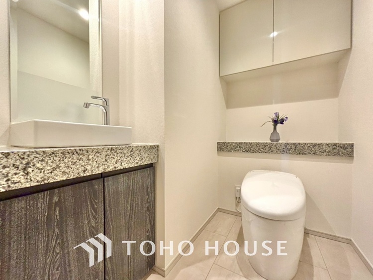 トイレ 清潔感あるホワイト調のクロスと温もり溢れるモダンカラーの床材が見事に調和した本邸宅は、毎日の生活を少しでも快適に過ごして頂ける様に落ち着いた雰囲気作りから行っています。