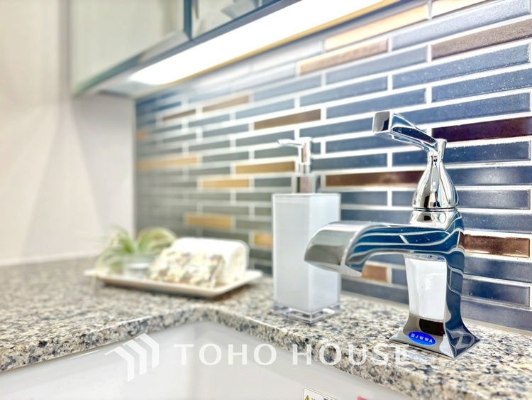 洗面 気持ちの良い朝をつくりだし、夕方には笑顔を取り戻させてくれるミラー。パウダールームはいつでも本来の自分を取り戻せる空間。明るく仕上げてあります。