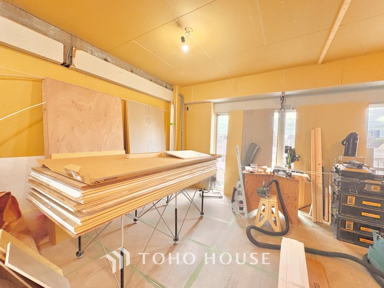 内装 《改装中》ここにはみんなが集い、食事と楽しい会話が始まる。話に夢中になりすぎて、ついつい時を忘れ夜半過ぎになってしまう。