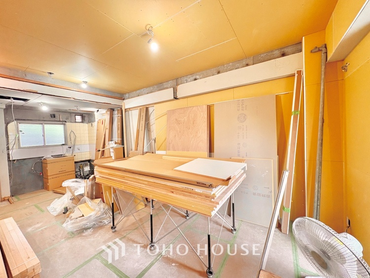 内装 《改装中》ここにはみんなが集い、食事と楽しい会話が始まる。話に夢中になりすぎて、ついつい時を忘れ夜半過ぎになってしまう。そんな束の間の幸せを感じさせてくれる場所でありたい。