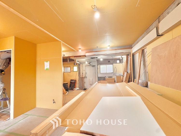 内装 《改装中》ここにはみんなが集い、食事と楽しい会話が始まる。話に夢中になりすぎて、ついつい時を忘れ夜半過ぎになってしまう。そんな束の間の幸せを感じさせてくれる場所でありたい。