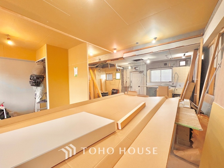 内装 《改装中》ここにはみんなが集い、食事と楽しい会話が始まる。話に夢中になりすぎて、ついつい時を忘れ夜半過ぎになってしまう。そんな束の間の幸せを感じさせてくれる場所でありたい。