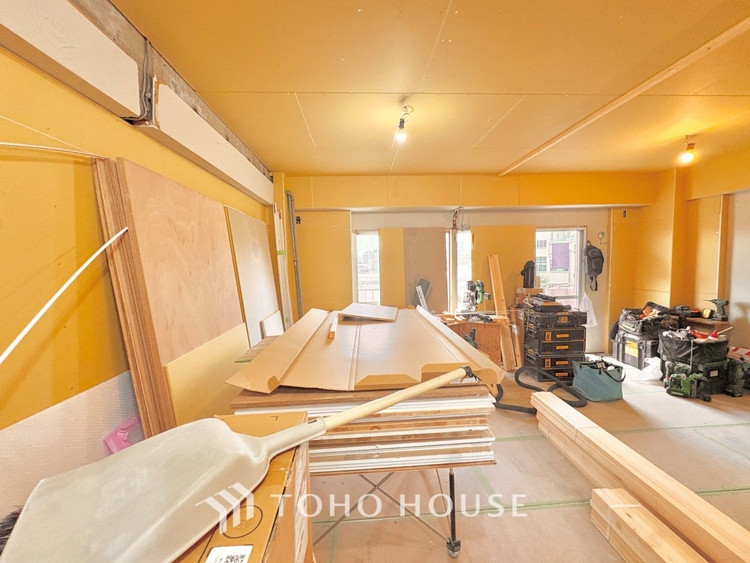 内装 《改装中》ここにはみんなが集い、食事と楽しい会話が始まる。話に夢中になりすぎて、ついつい時を忘れ夜半過ぎになってしまう。そんな束の間の幸せを感じさせてくれる場所でありたい。