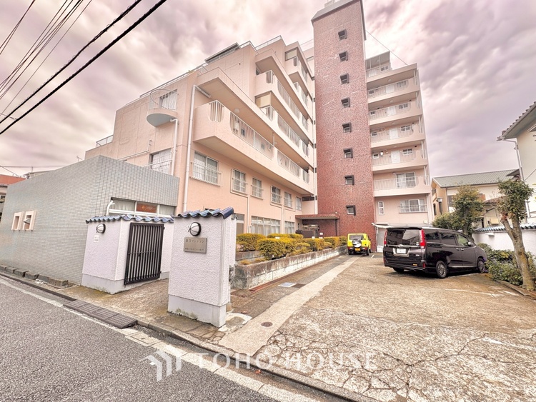 外観 ほんの少しのこだわり。ちょっとした色使いがその家がもつ雰囲気、趣（おもむき）を携え、暮らす家族や訪ねてくる友人・知人に新鮮な香りを運んできます。