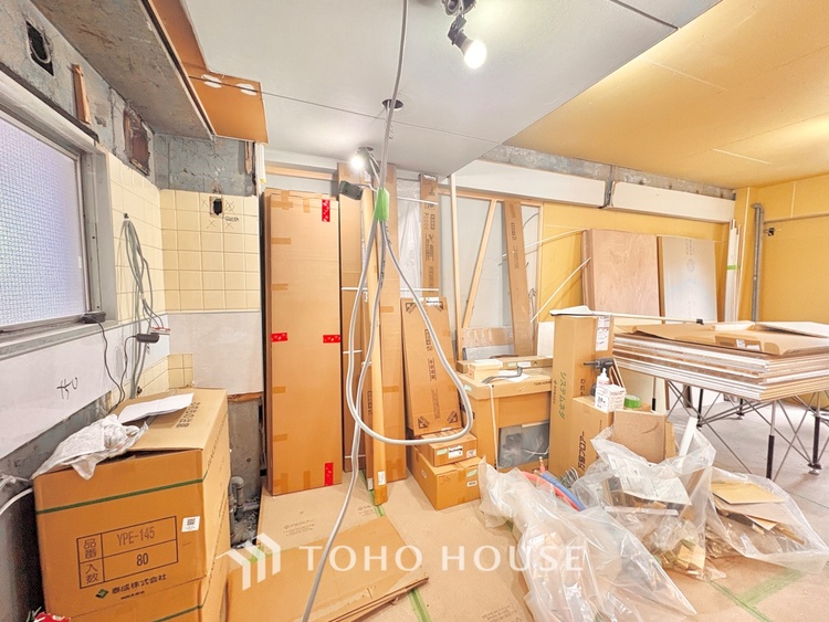 キッチン 《改装中》【Kitchen】調理しながらもご家族のお顔が見れるカウンターキッチン。ついつい料理中お子様の様子が気になるもの。安心してお料理に取り組んでいただけます。会話だって自然とはずむはず。