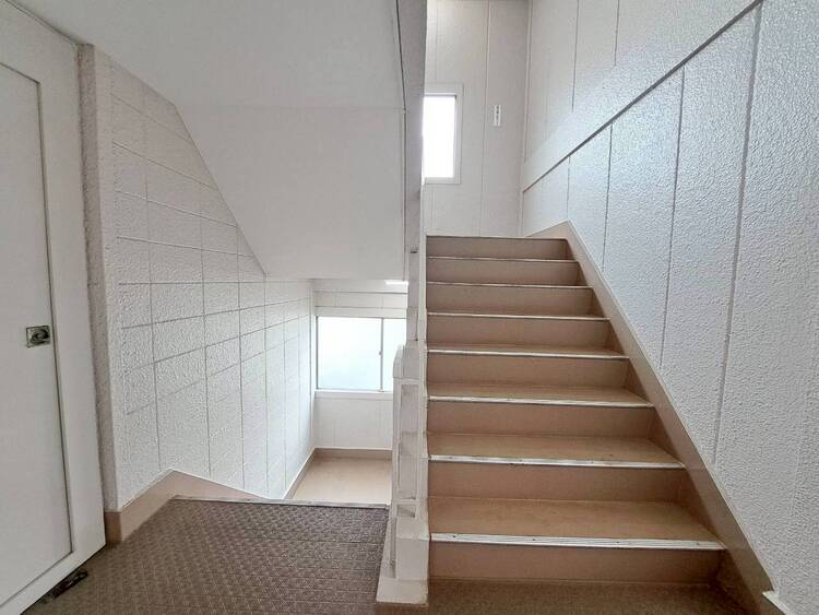 その他 共用部の階段です。明るく清潔に管理されています。