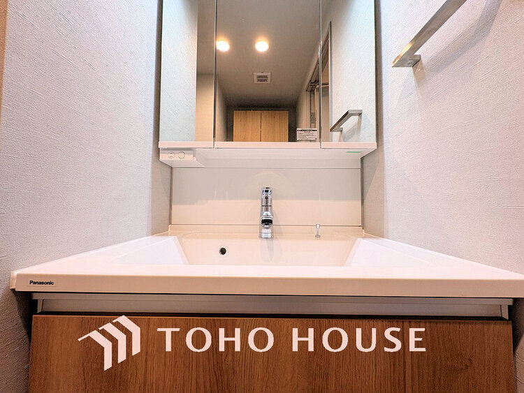 洗面 落ち着きのある色合いでまとめられた洗面室