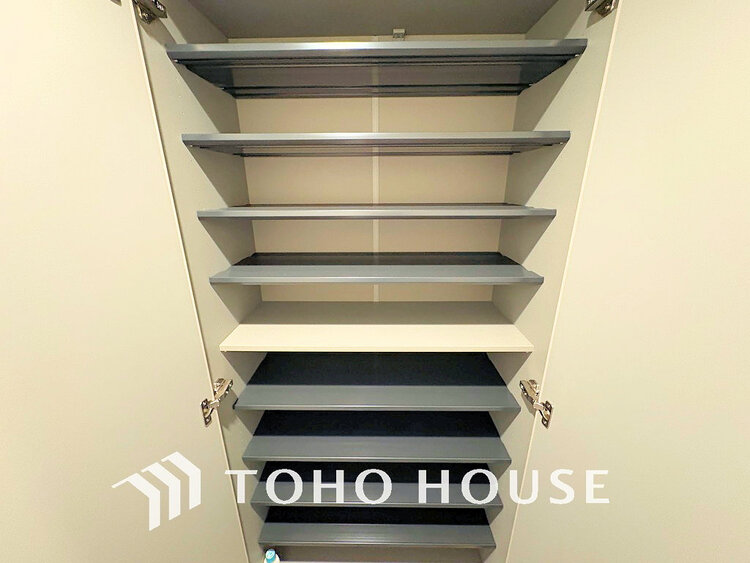 玄関 天井まである玄関収納はご家族分の履物も余裕で収納可能