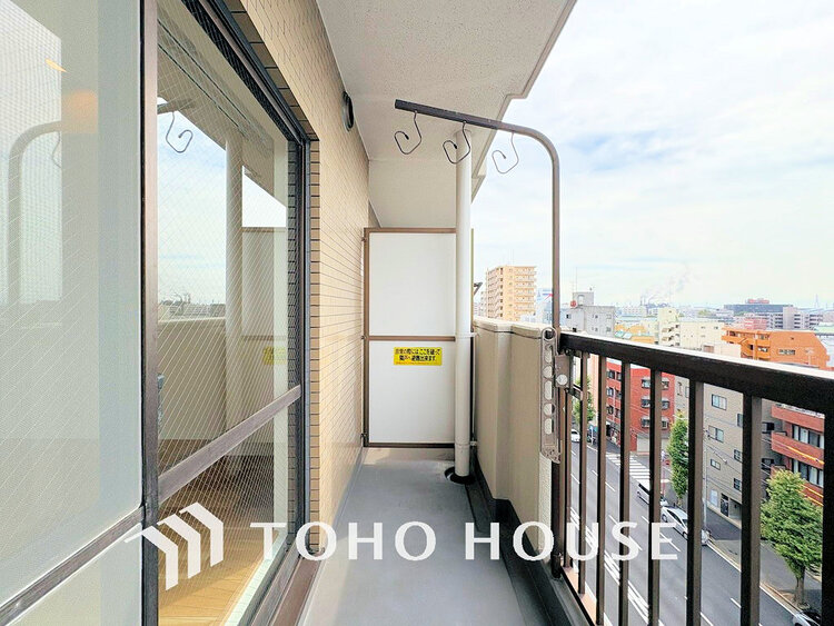 バルコニー 日当たりの良いバルコニーで晴れの日の洗濯物も楽しみになりますね