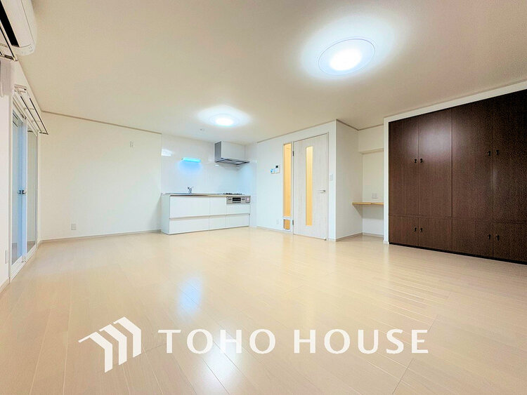 内装 広がりのある住空間、家族が集まるリビング・ダイニング