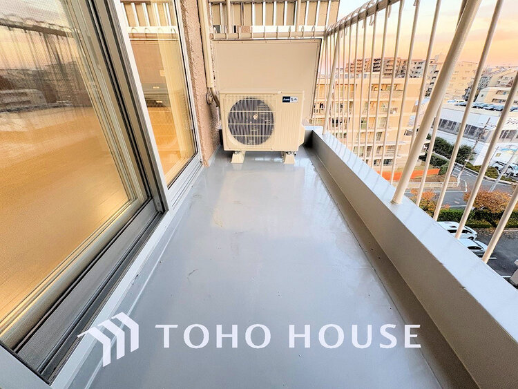 バルコニー 日当たりの良いバルコニーで晴れの日の洗濯物も楽しみになりますね