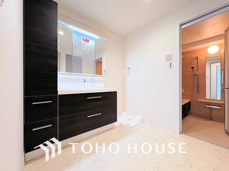 洗面 白を基調とした清潔感のある洗面室で朝の身支度を