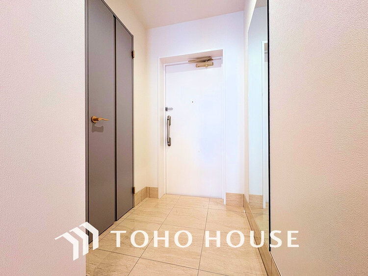 玄関 落ち着いた雰囲気の玄関、家族の帰りを暖かく迎えてくれます